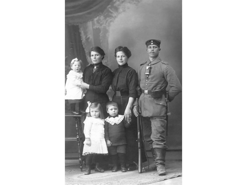 Famille DURMANN : Adèle (Schirer) et ses enfants  Jeanne Louise -  Marie (Iss)  et son fils Armand - Edouard 